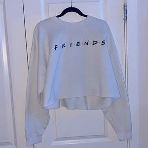 Cropped & comfy FRIENDS crew neck
